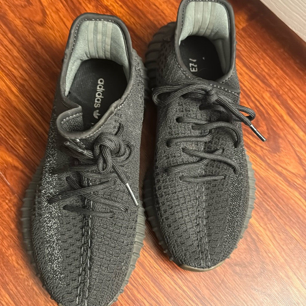 Yeezy women 350 black sneakers used